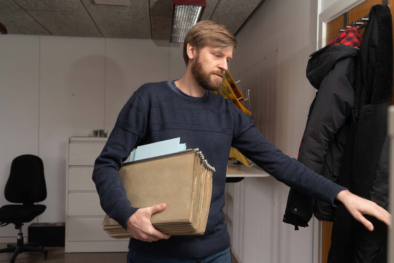 Mand på vej ud af dør.